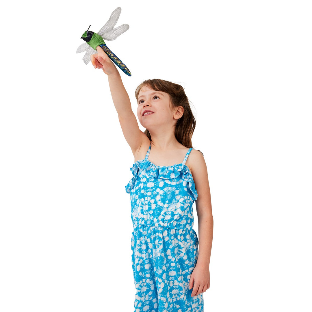 Fille avec Marionnette à doigt Mini Libellule