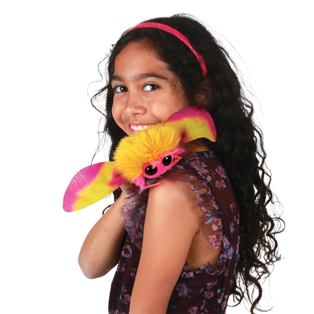 Fille avec Marionnette à doigt Mini papillon rose de l'érable