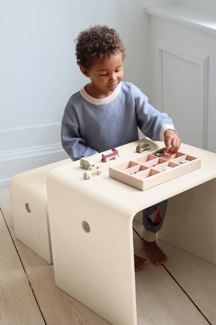Enfant avec 9 Mini voitures en bois