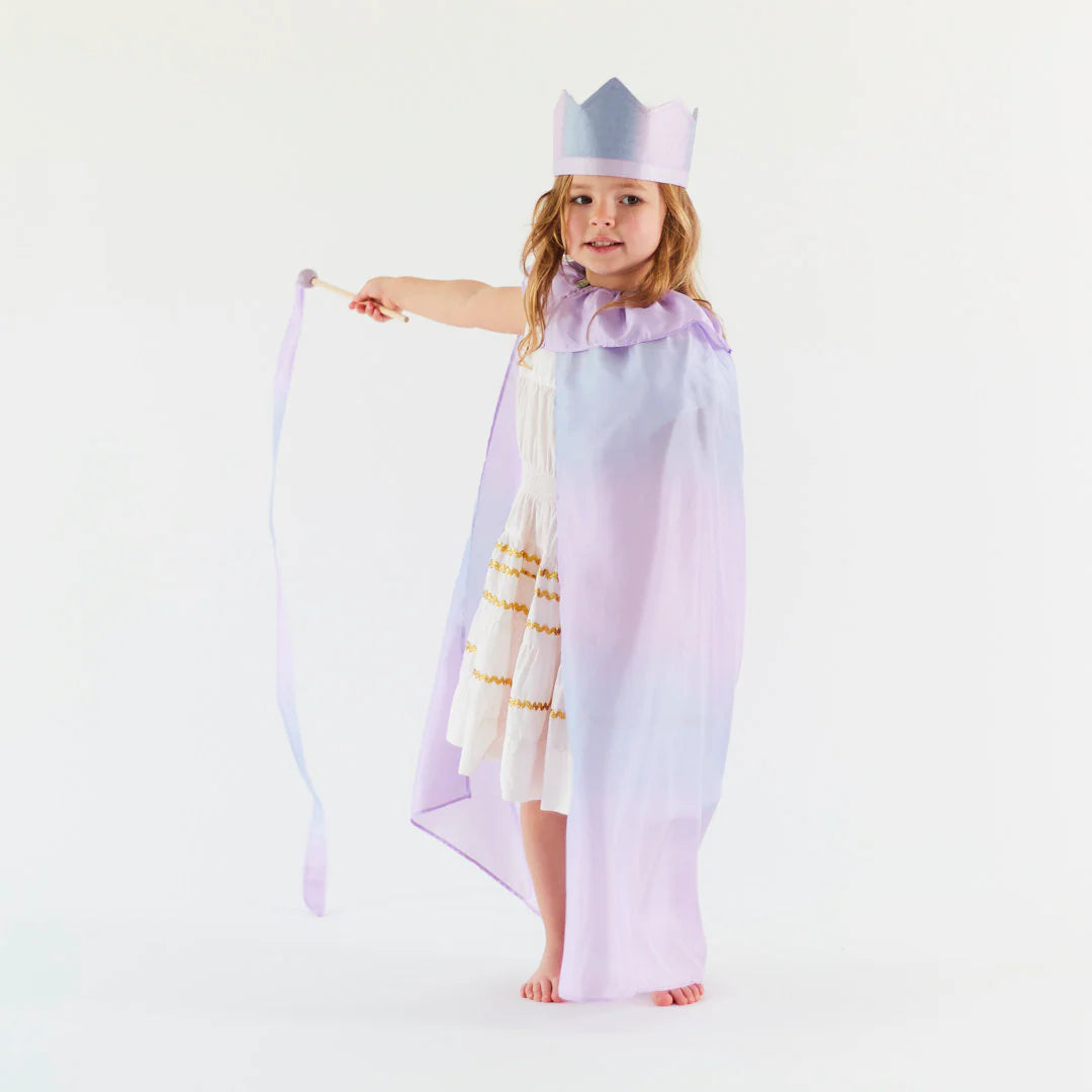 Fille avec Mini baguette en soie