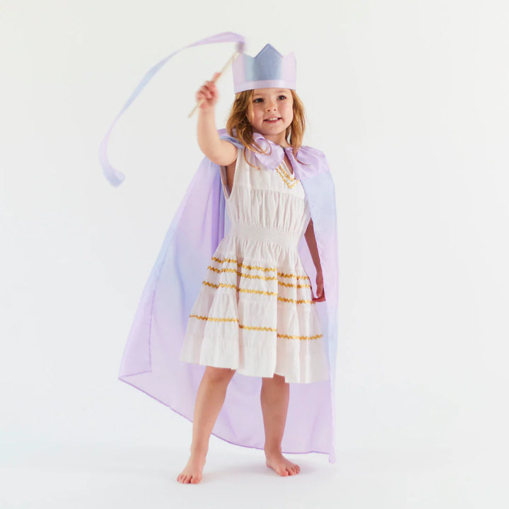 Fille avec Mini baguette en soie