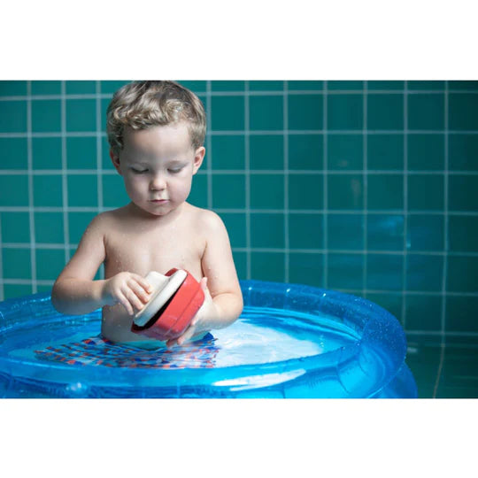 Enfant avec Navire de charge en bois pour le bain
