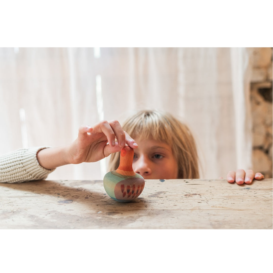 enfant avec Jouet pour enfant Oiseau orange en bois