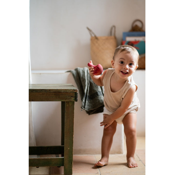 Enfant avec Jouet pour enfant Oiseau rose en bois