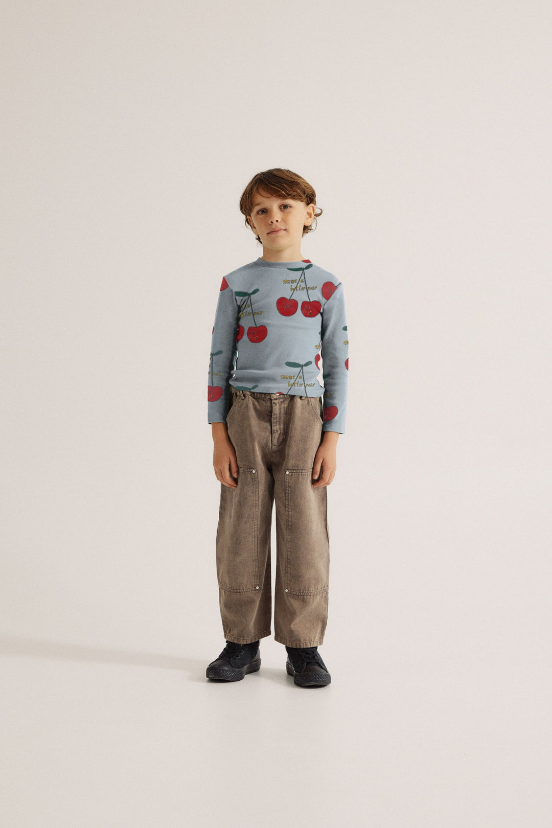 Enfant avec Pantalon délavé marron