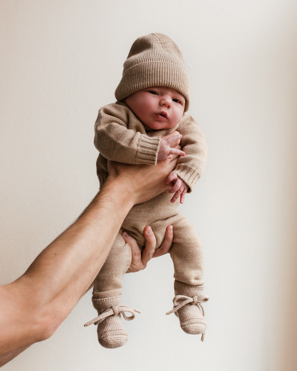 Bébé avec Pantalon en laine sable