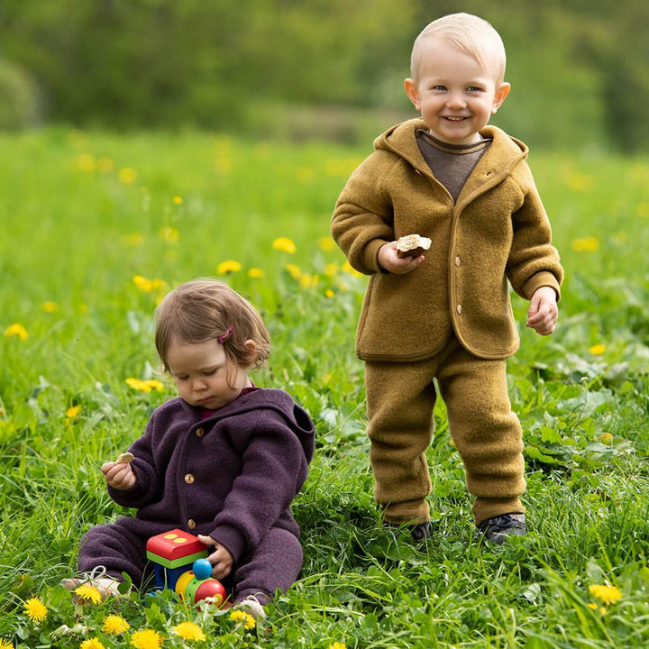 Enfants dans la nature avec Pantalon chaud en polaire de mérinos