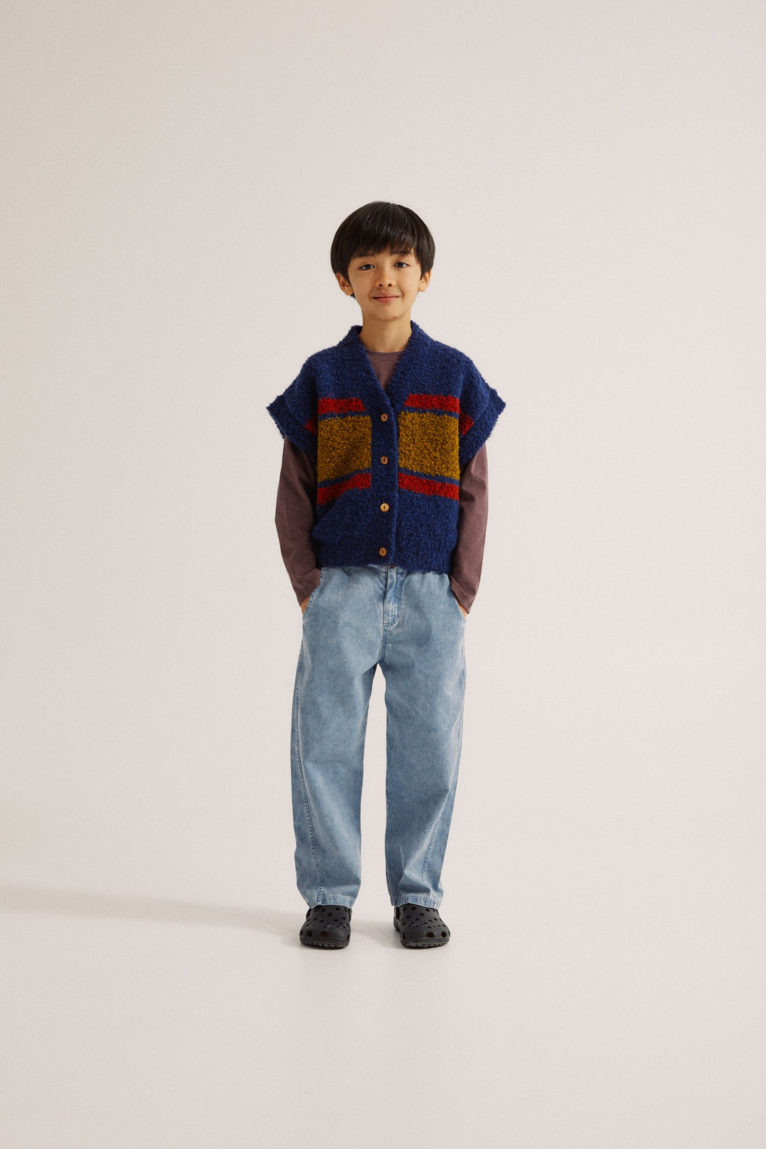 Enfant avec Pantalon délavé bleu clair