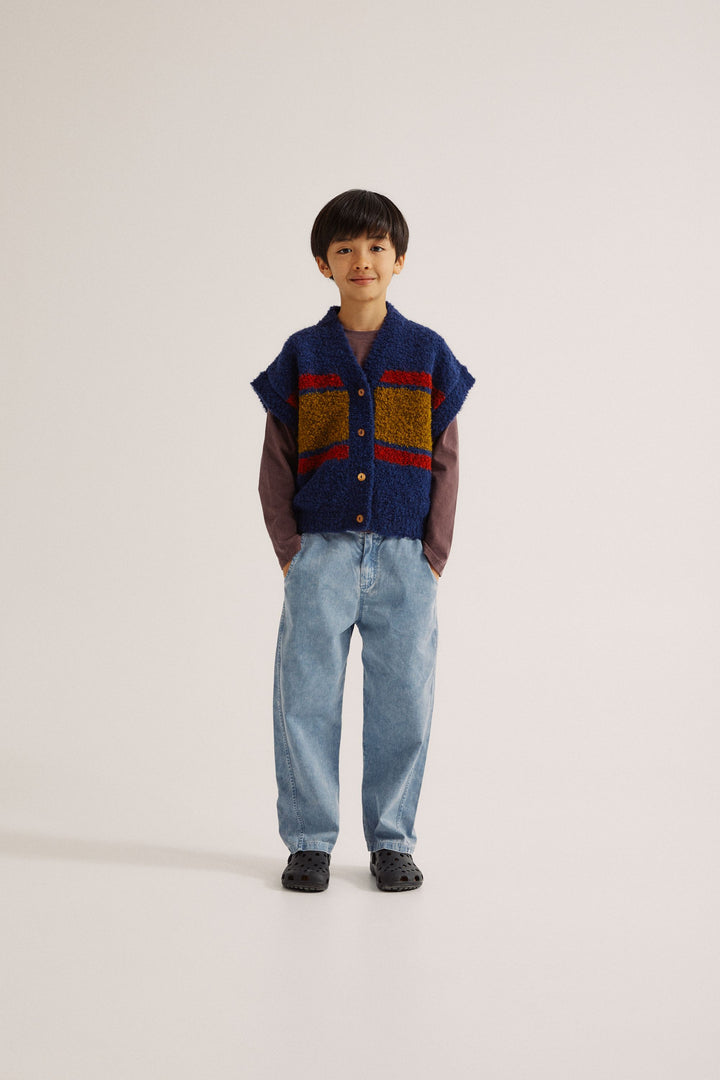 Enfant avec Pantalon délavé bleu clair