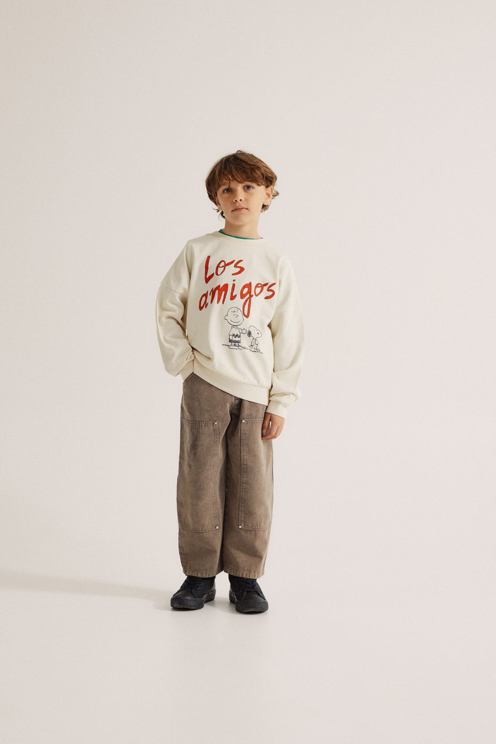 Enfant avec Pantalon délavé marron