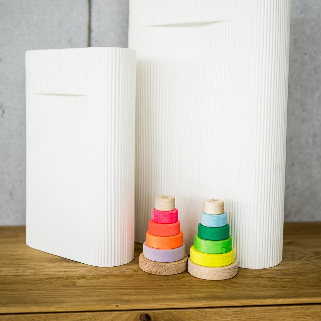 Petite pyramid conique en bois à empiler rose et vert fluo