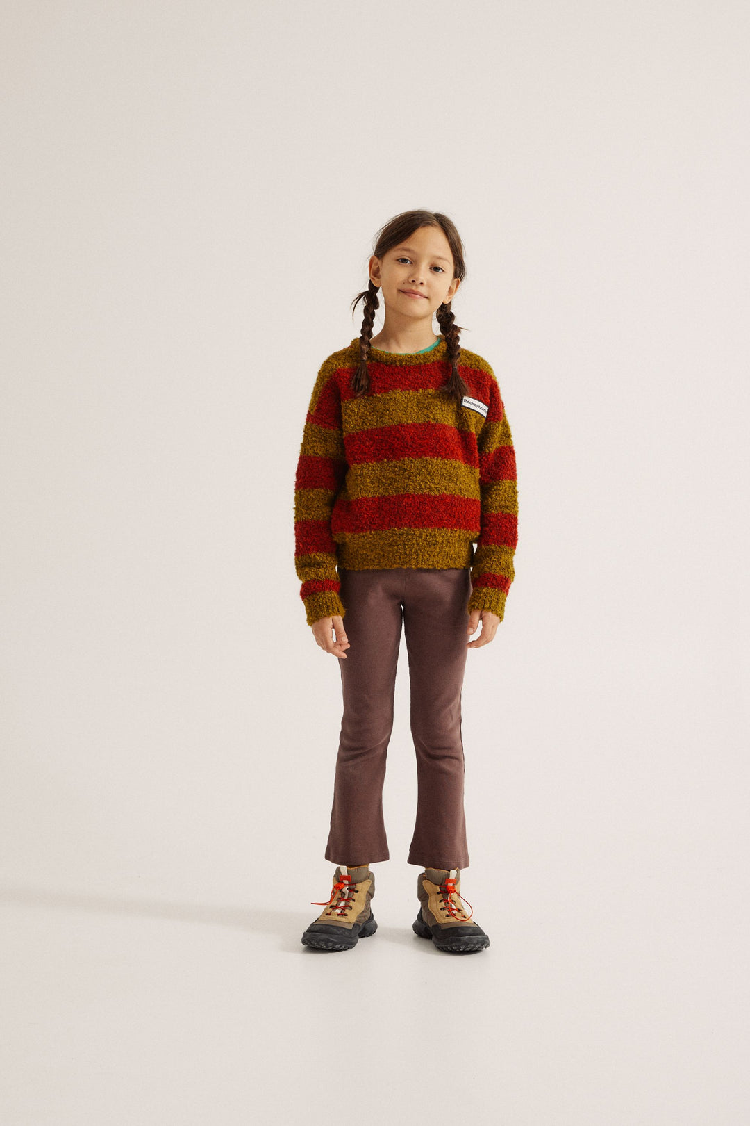 Fille avec Pull rayé rouge et olive