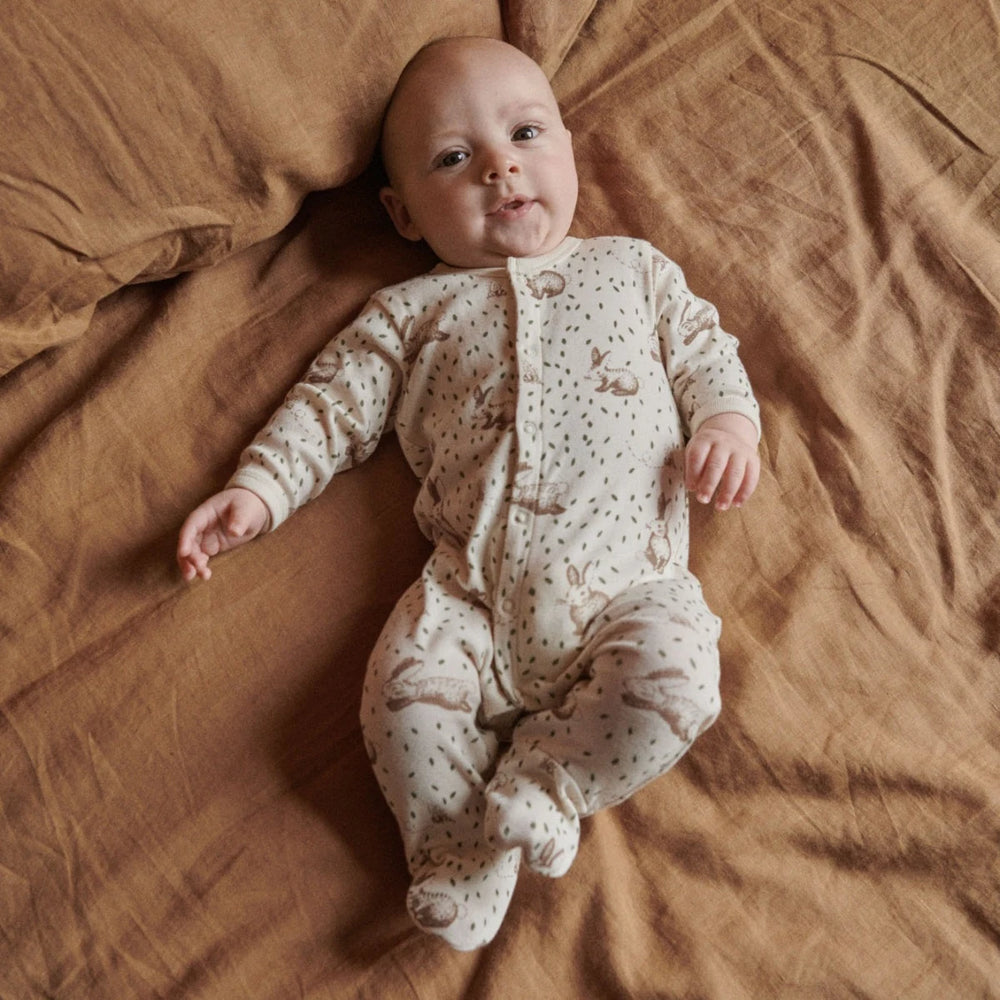 Bébé avec Pyjama à pattes en coton beige avec imprimé lapins