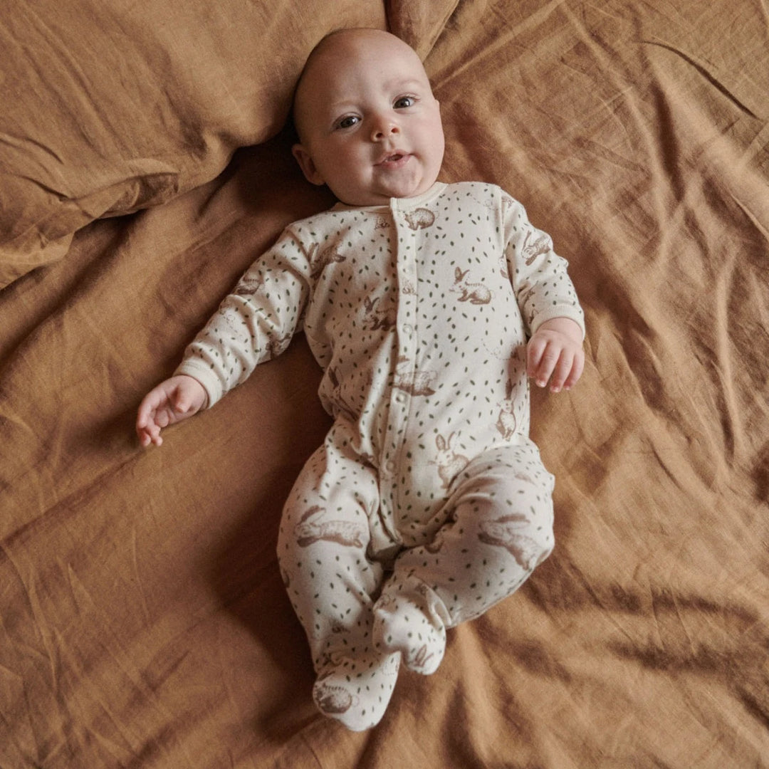 Bébé avec Pyjama à pattes en coton beige avec imprimé lapins