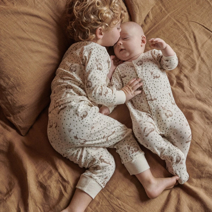 Enfant et bébé avec Pyjamas manches longues en coton beige avec imprimé lapins