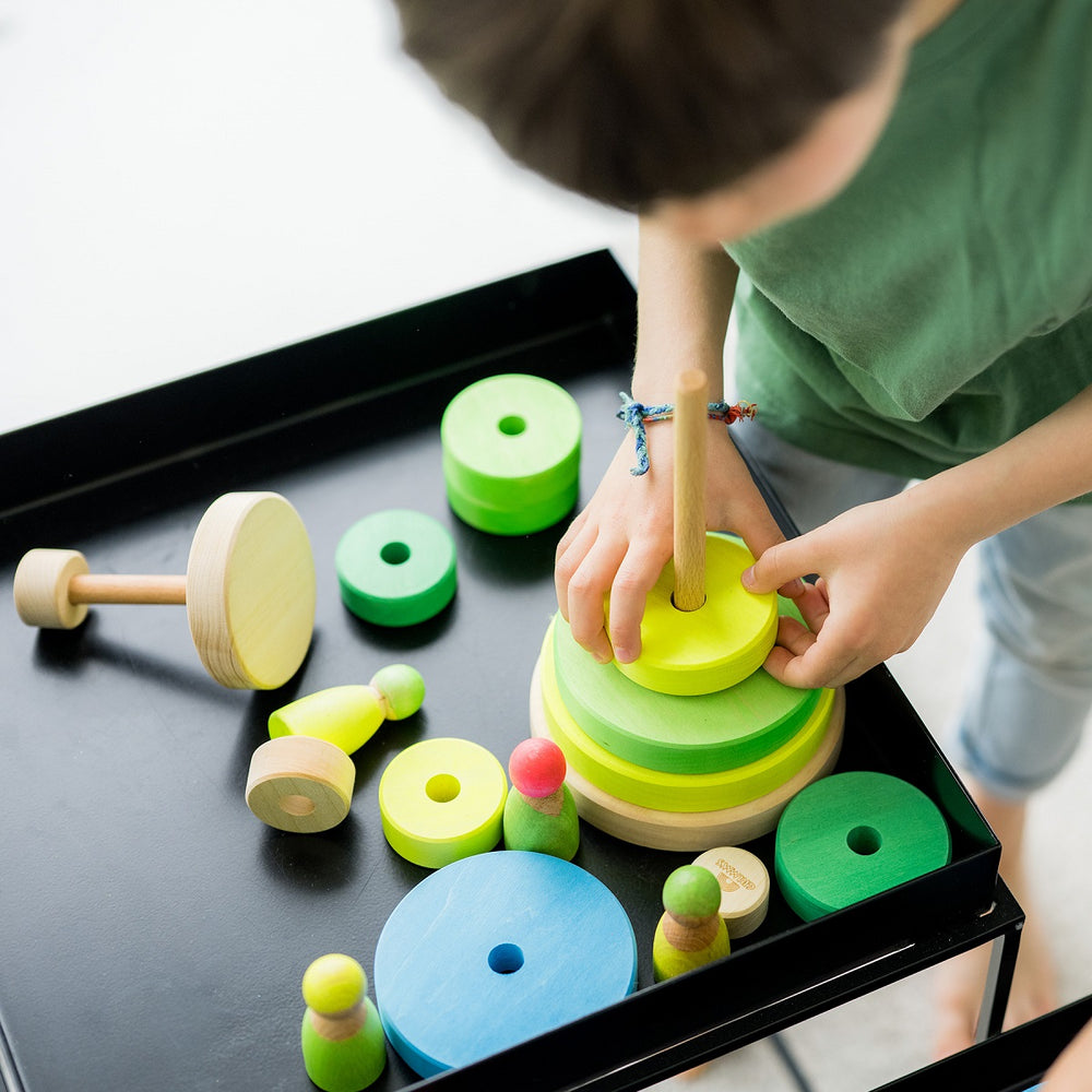 Enfant avec Pyramid conique en bois à empiler Vert fluo