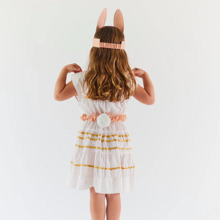 Fille avec oreilles et queue de lapin en soie