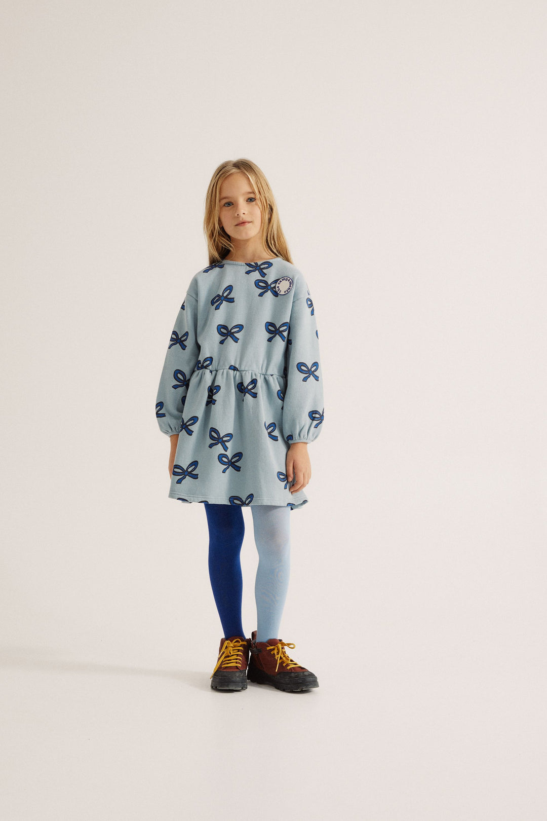 Fille avec Robe bleu pâle manches longues avec imprimé de rubans bleu foncé