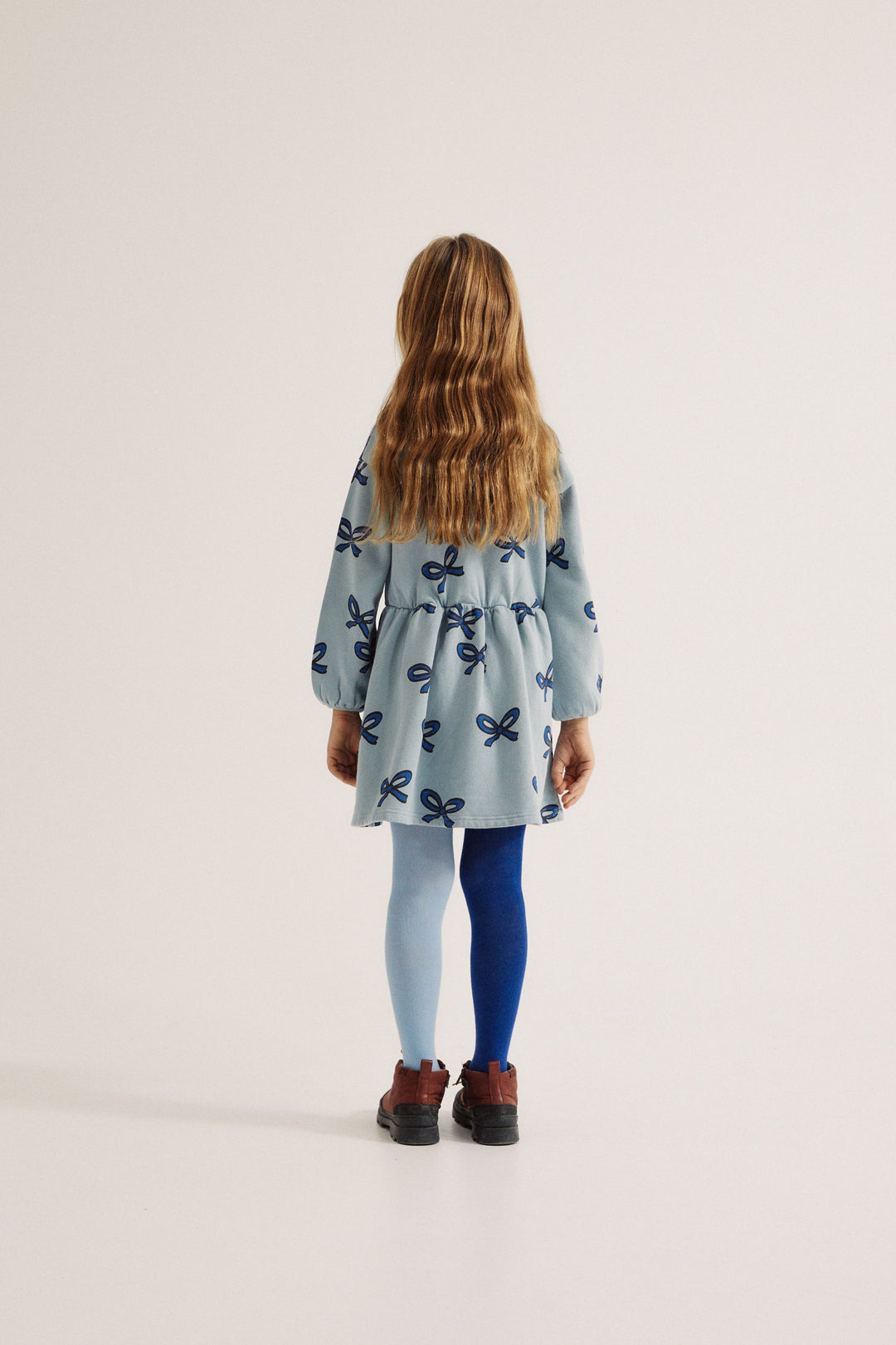 Fille avec Robe bleu pâle manches longues avec imprimé de rubans bleu foncé