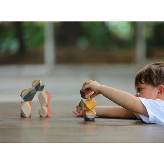 Enfant avec Roches Géo à empiler