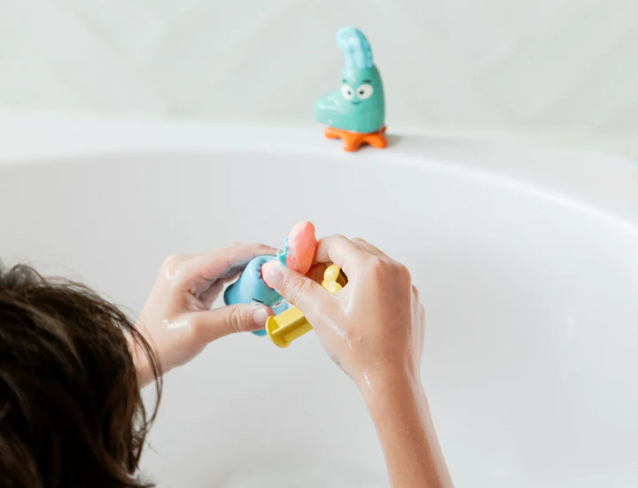 Mains d'enfant avec pâte de bain et de douche