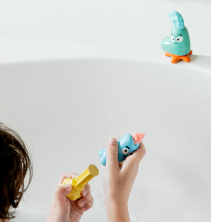 Mains d'enfant dans le bain avec Set de pâte de bain et de douche