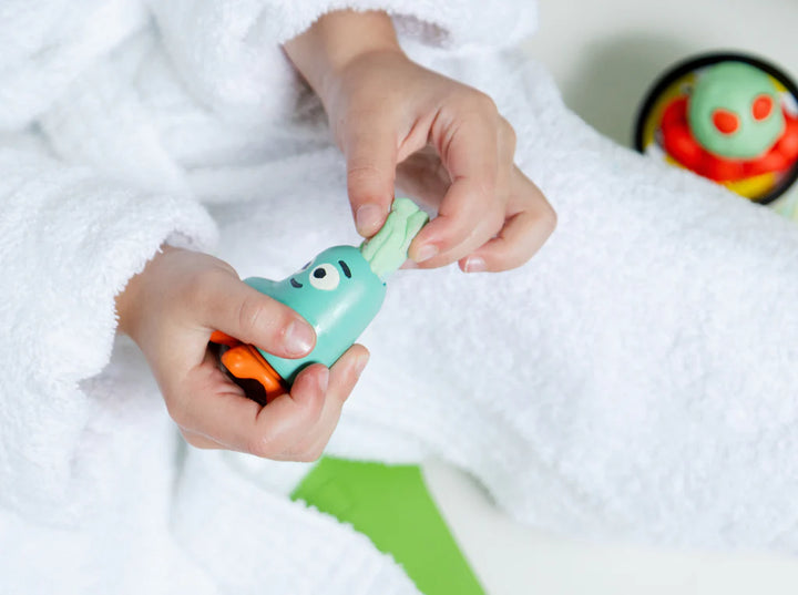 mains d'enfant avec Set de pâte de bain et de douche