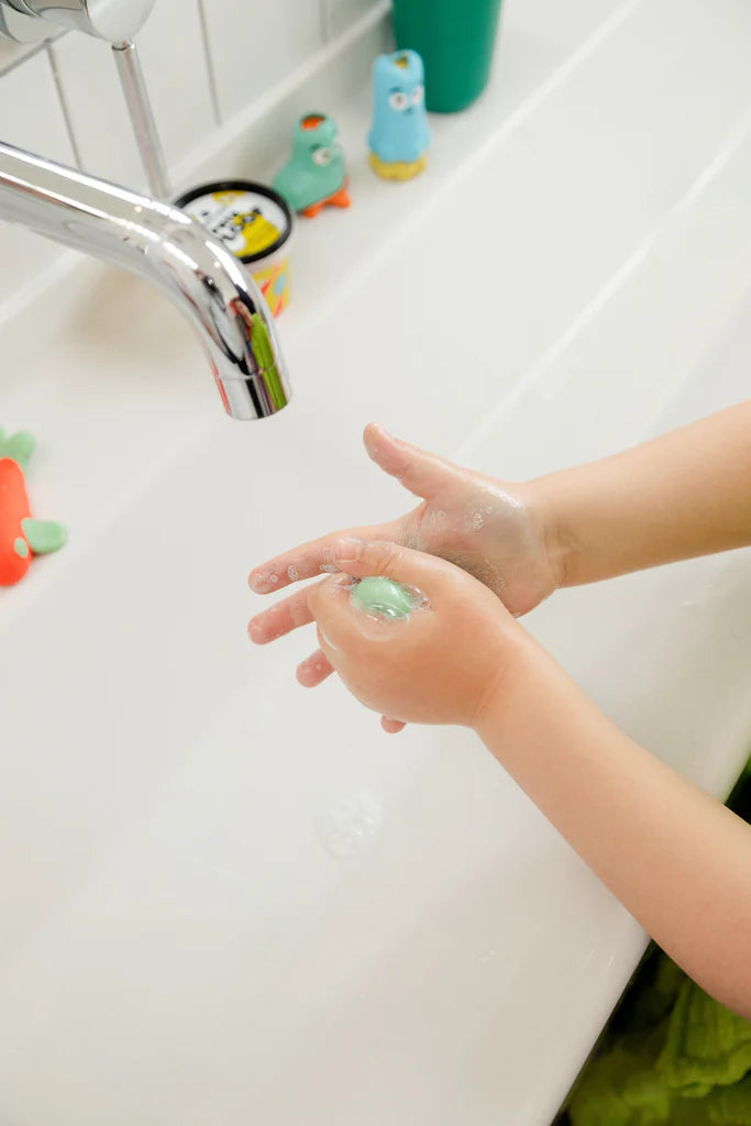 Mains d'enfant avec Set de pâte de bain et de douche