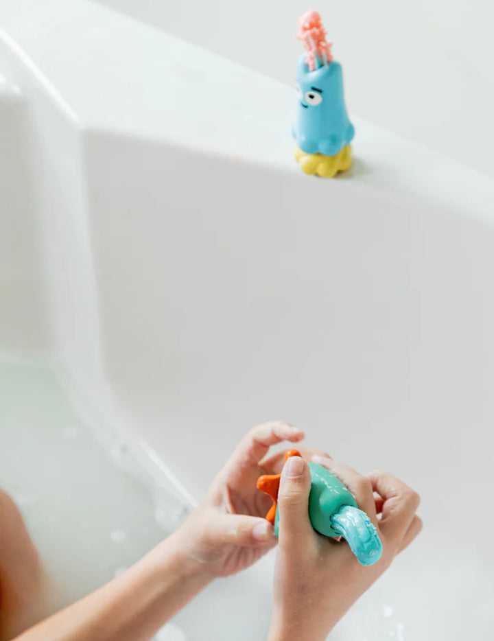Mains d'enfant avec Set de pâte de bain et de douche