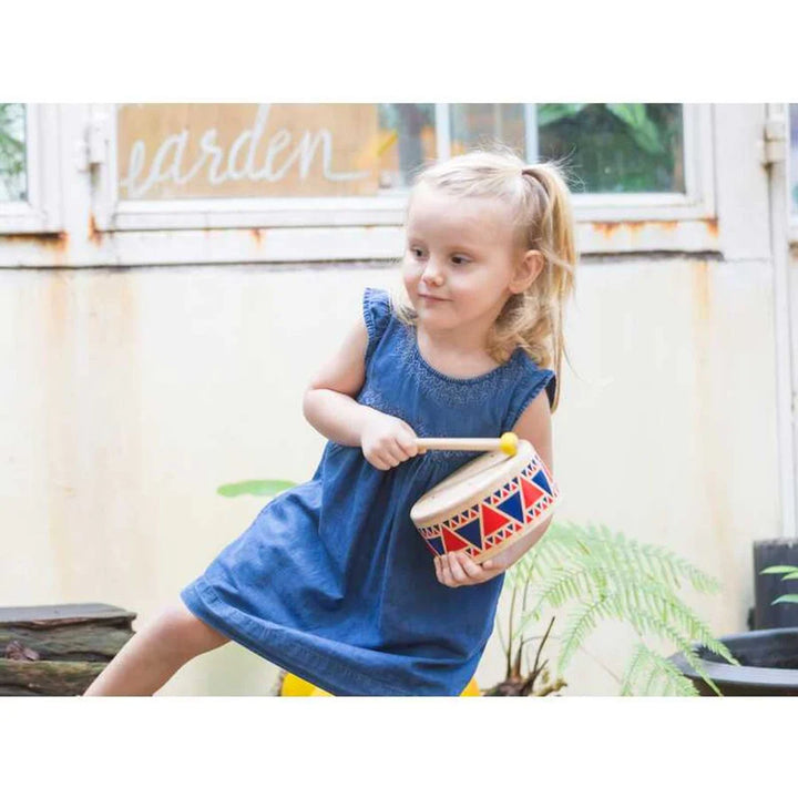 Fille avec Tambour en bois