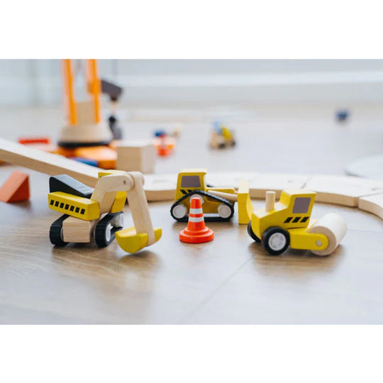 Trio de camions jaunes de construction en bois