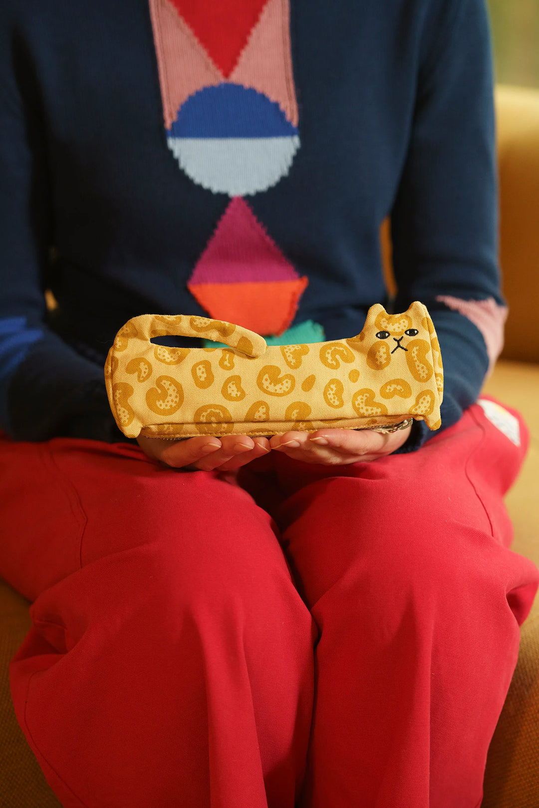 Personne avec Trousse à crayons en coton Donna Wilson en forme de guépard  dans les mains