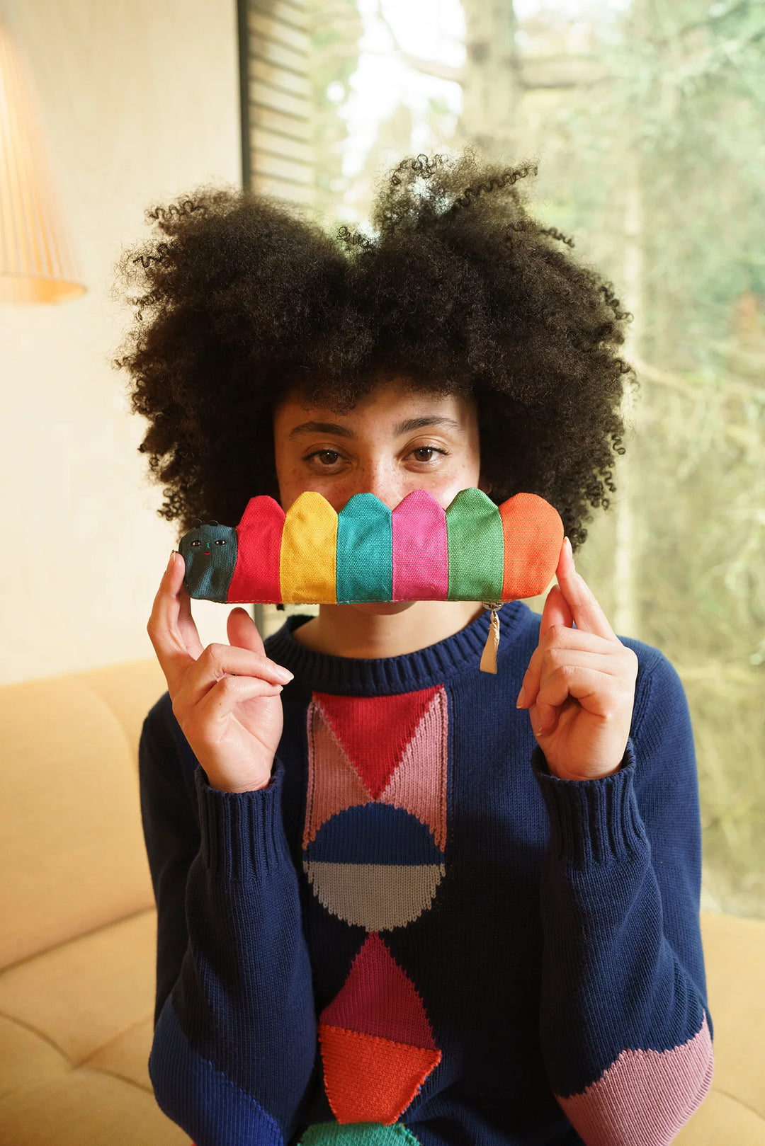 Femme avec Trousse à crayons Donna Wilson en coton en forme de chenille colorée
