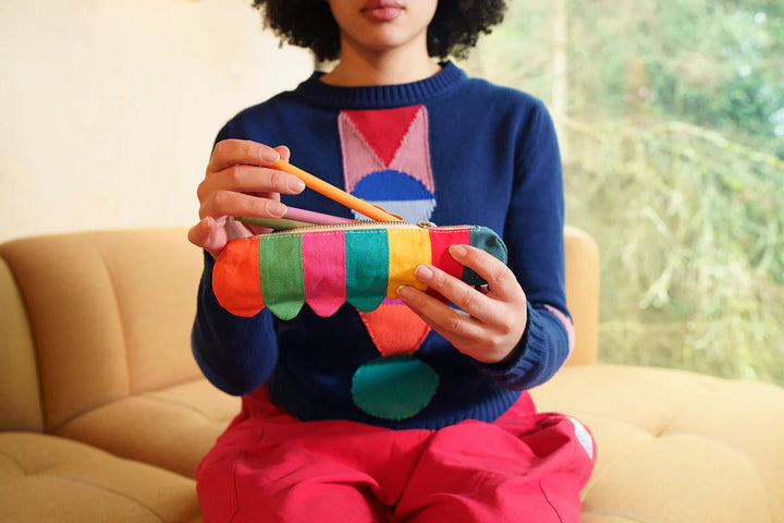 Femme avec Trousse à crayons Donna Wilson en coton en forme de chenille colorée
