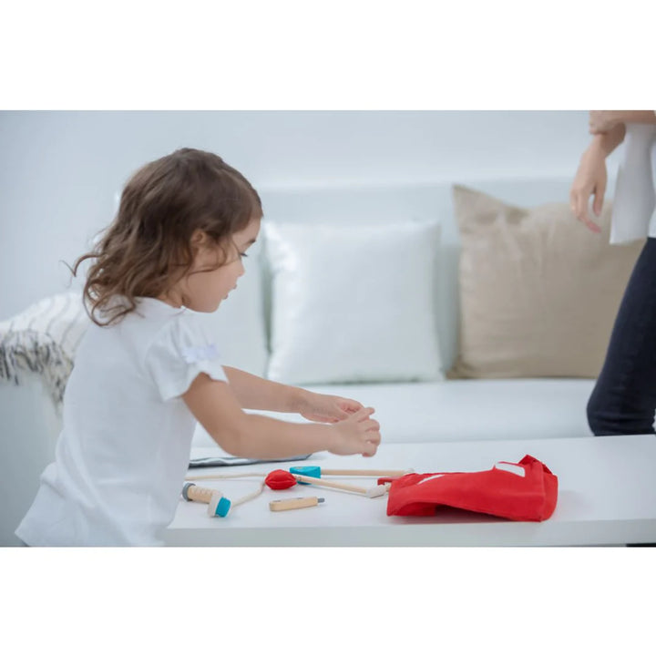 Fille avec Trousse de docteur