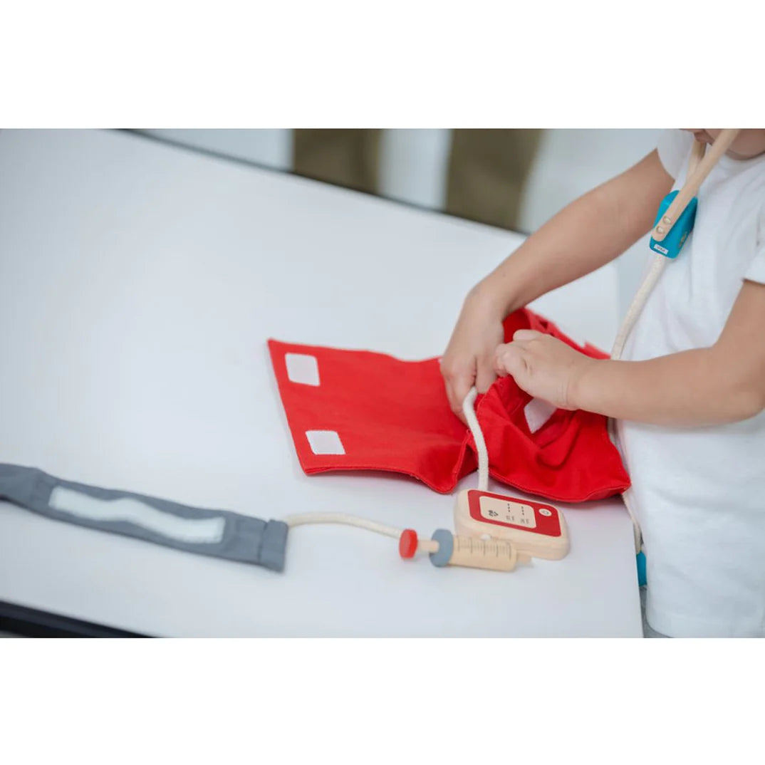 Enfant avec Trousse de docteur