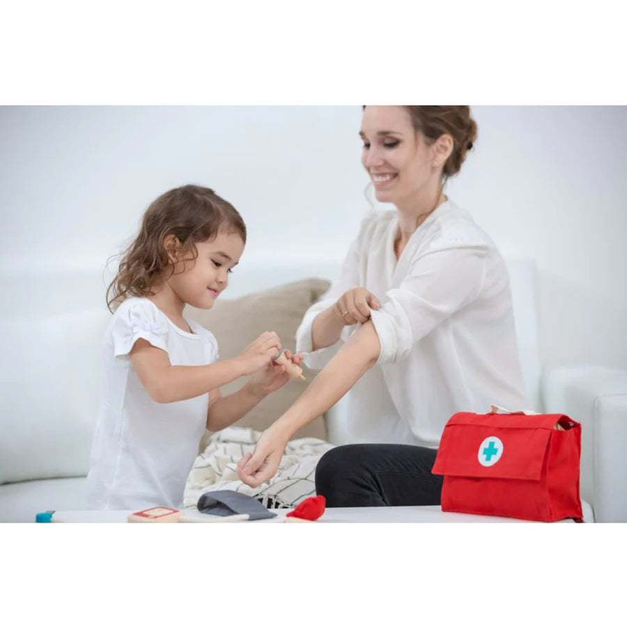 maman et fille avec Trousse de docteur