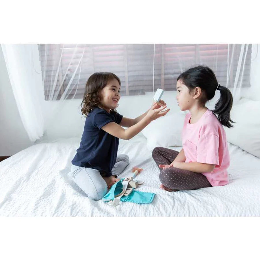 Filles avec Trousse de maquillage professionnel en bois pour enfants