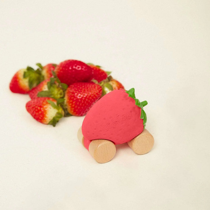Voiture pour bébé en caoutchouc en forme de fraise