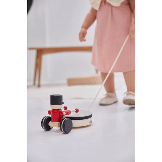 Enfant avec Batteur en bois à tirer
