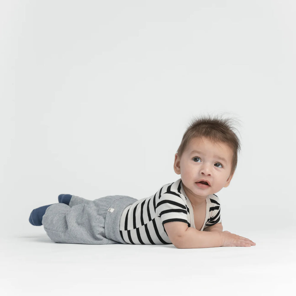 Bébé avec Body manches courtes en coton rayé naturel et noir