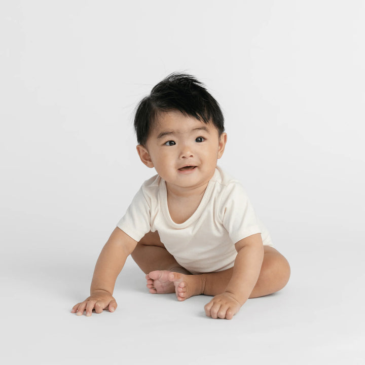 Bébé avec Body manches courtes en coton naturel