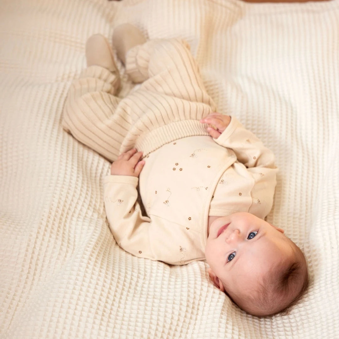 Bébé avec Body Kimono manches longues en coton beige avec imprimé bourdons