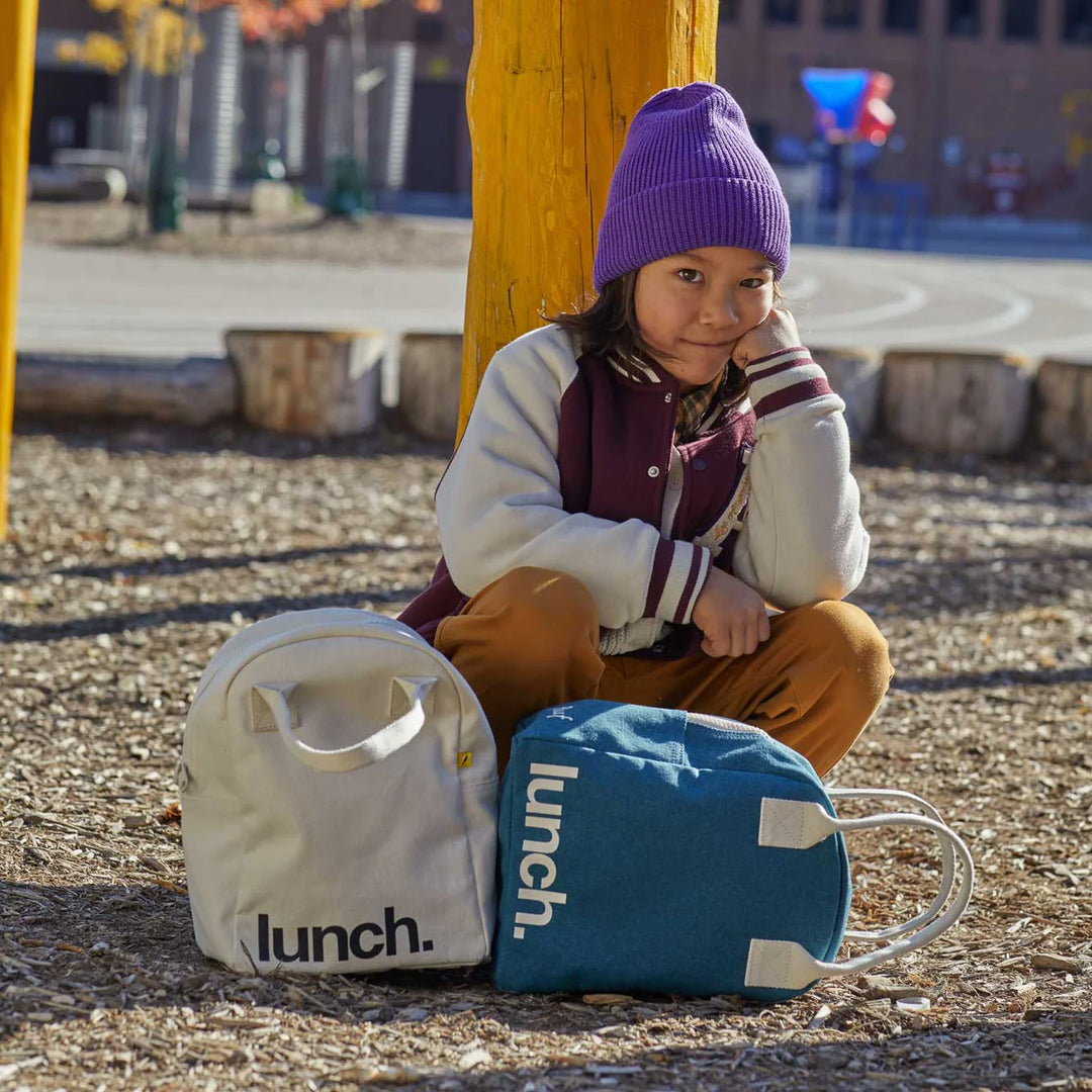 Enfant avec Boîtes à lunch en coton bio