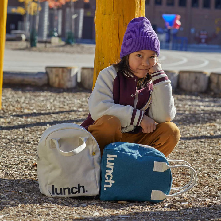 Enfant avec Boîtes à lunch en coton bio