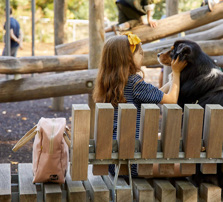 Fille et chien dans un parc avec Boîte à lunch en coton bio vintage rose