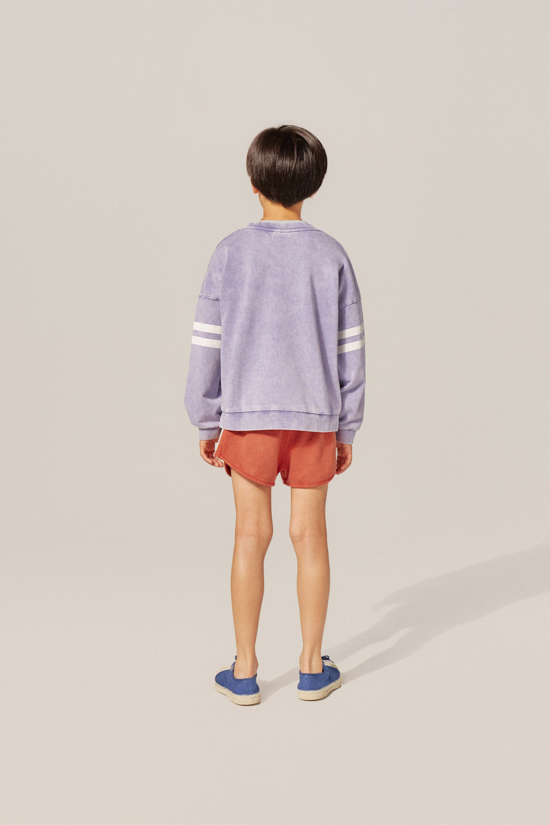 Garçon avec Chandail en coton bleu délavé