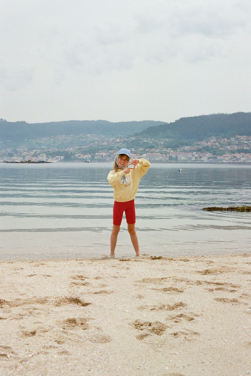 Fille à la plage avec Chandail en polaire 100% coton jaune avec imprimé cygne