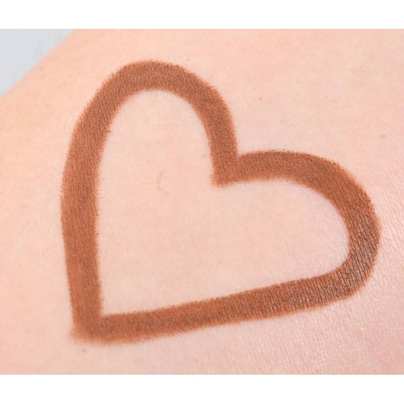 Bras maquillé avec Crayon de maquillage marron