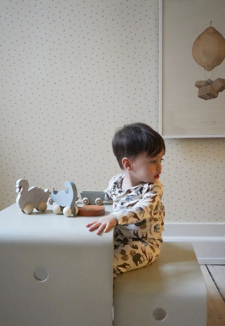 Enfant avec Cygne roulant en bois crème